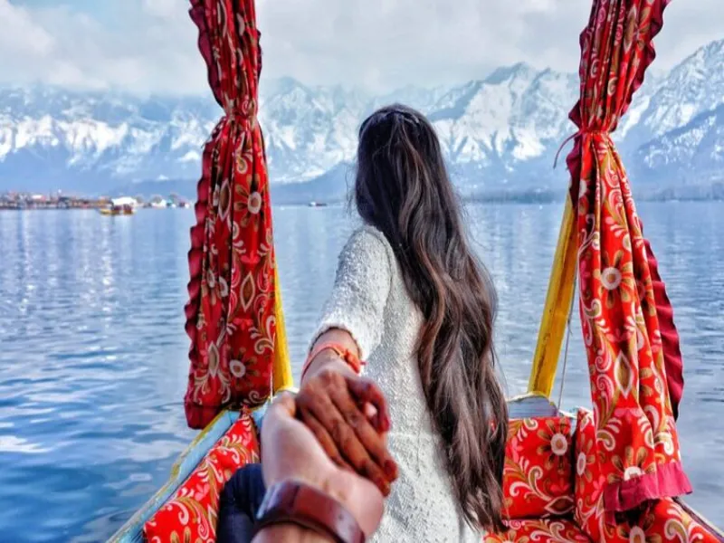 Kashmir Couple Tour Package – Shikara Ride & Gulmarg.