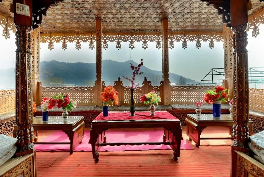Luxury Kashmir Honeymoon Package – Premium Stay & Experiences.